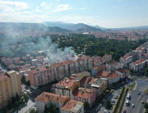 9 katlı binaya yıldırım düştü: Çatı yangını söndürüldü