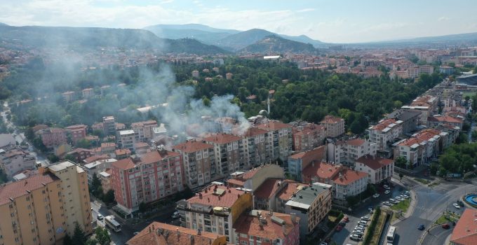 9 katlı binaya yıldırım düştü: Çatı yangını söndürüldü