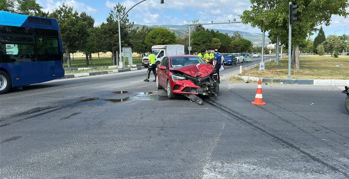 Kırmızı ışıkta durmak için yavaşlayan otomobile arkadan çarptı
