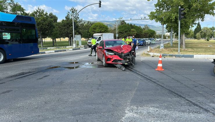 Kırmızı ışıkta durmak için yavaşlayan otomobile arkadan çarptı