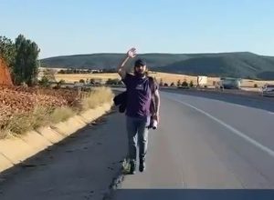 Kendini büfeye zincirleyen esnaf Eskişehir’e yürüyor: ‘Derdimi Özgür Özel’e anlatacağım’