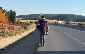 Kendini büfeye zincirleyen esnaf Eskişehir’e yürüyor: ‘Derdimi Özgür Özel’e anlatacağım’