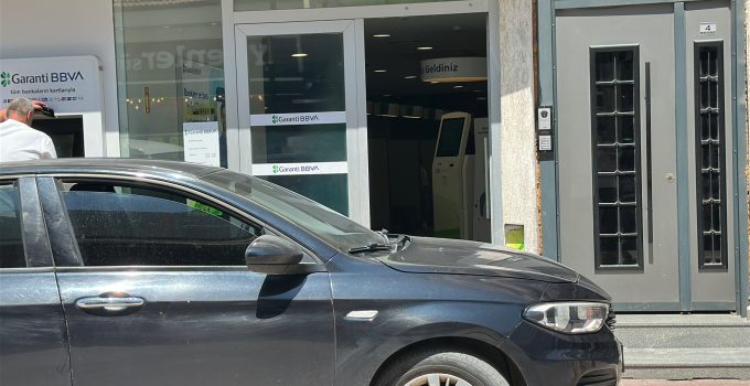 BANKA PERSONELİNİN DİKKATİ VATANDAŞI DOLANDIRILMAKTAN KURTARDI