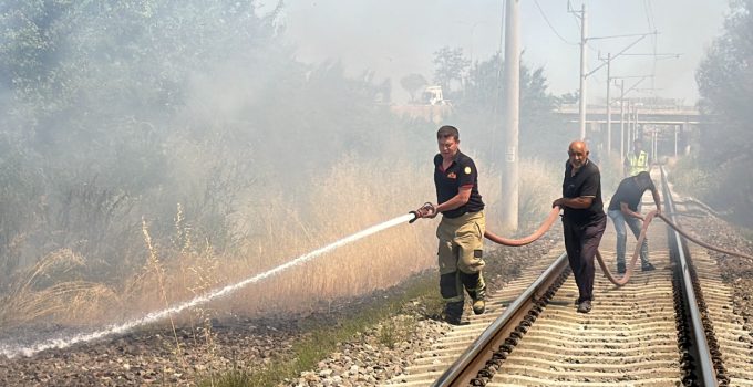 YANGINDA 11 GÜVERCİN TELEF OLDU, TREN SEFERLERİ DURDURULDU