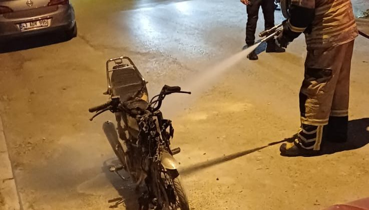 POLİSTEN KAÇARKEN MOTOSİKLETİNİ ATEŞE VERDİ, 540 BİN LİRA CEZADAN KURTULAMADI