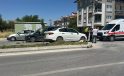 HAFİF TİCARİ ARAÇ İLE OTOMOBİL ÇARPIŞTI: 1 YARALI