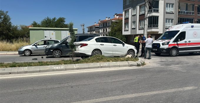 HAFİF TİCARİ ARAÇ İLE OTOMOBİL ÇARPIŞTI: 1 YARALI