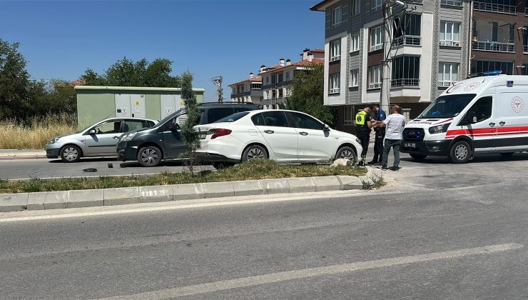 HAFİF TİCARİ ARAÇ İLE OTOMOBİL ÇARPIŞTI: 1 YARALI