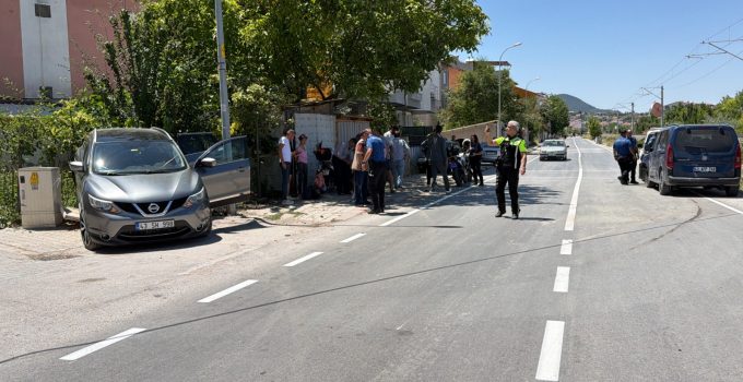 KAZA YAPAN OTOMOBİL BAHÇEYE SAVRULDU: 2’Sİ ÇOCUK 4 YARALI