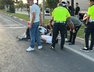 ÇEVRE YOLUNDAN KARŞIYA GEÇMEYE ÇALIŞIRKEN MOTOSİKLET ÇARPTI: 3 YARALI