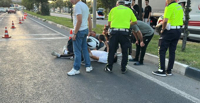 ÇEVRE YOLUNDAN KARŞIYA GEÇMEYE ÇALIŞIRKEN MOTOSİKLET ÇARPTI: 3 YARALI