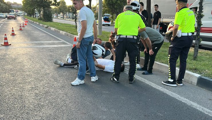 ÇEVRE YOLUNDAN KARŞIYA GEÇMEYE ÇALIŞIRKEN MOTOSİKLET ÇARPTI: 3 YARALI