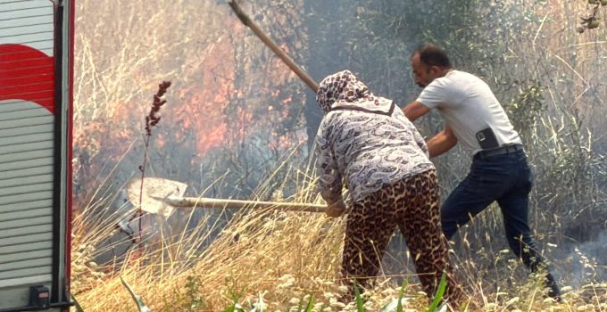 OTLUK ALANDA ÇIKAN YANGIN EVLERE SIÇRAMADAN SÖNDÜRÜLDÜ