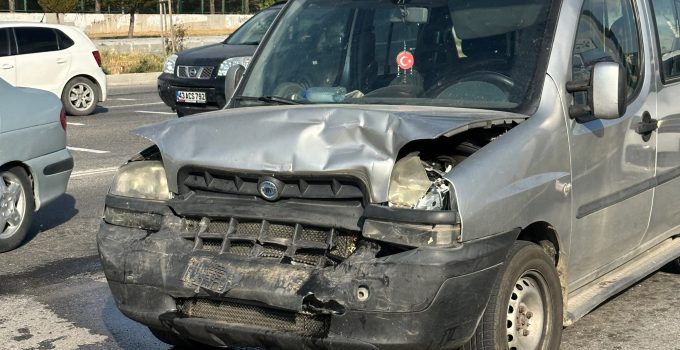KIRMIZI IŞIKTA BEKLEYEN OTOMOBİLE ARKADAN ÇARPTI: 2’Sİ ÇOCUK 3 YARALI