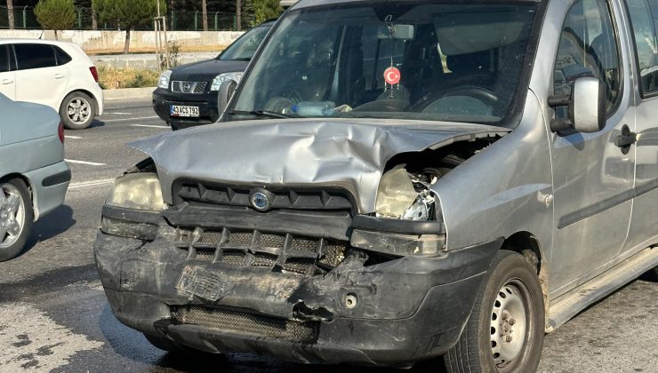 KIRMIZI IŞIKTA BEKLEYEN OTOMOBİLE ARKADAN ÇARPTI: 2’Sİ ÇOCUK 3 YARALI