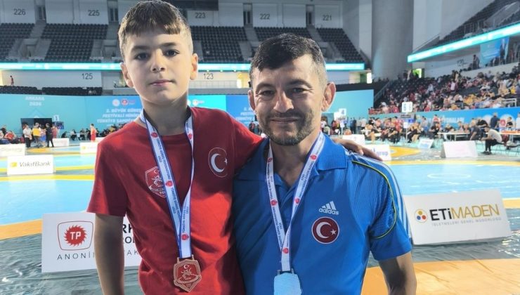 Kütahyalı minik güreşçiden Türkiye Şampiyonası’nda çifte madalya
