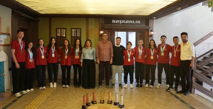 Tavşanlı’yı gururlandıran karateciler Başkan Derin’i ziyaret etti