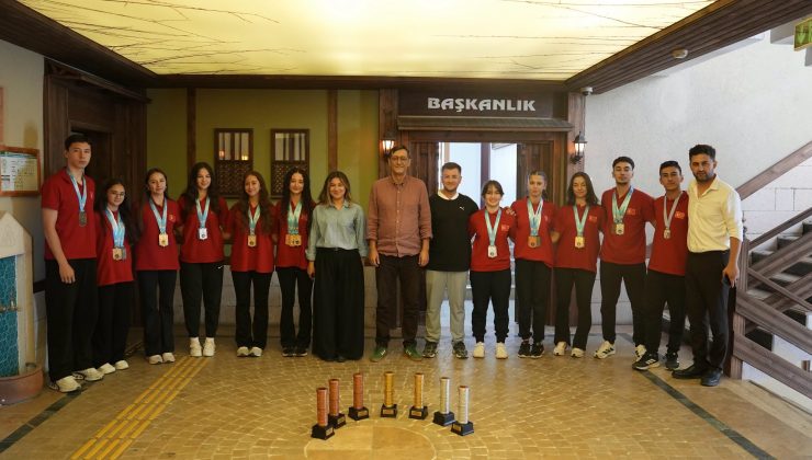 Tavşanlı’yı gururlandıran karateciler Başkan Derin’i ziyaret etti