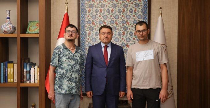 Vali Işın özel vatandaşları makamında misafir etti