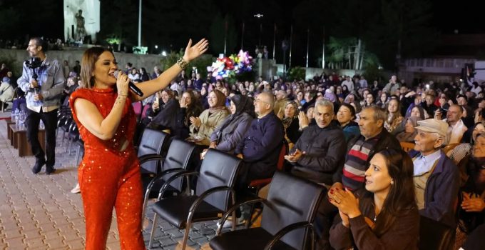 Dumlupınar’da zafer coşkusu Reyhan Karaca konseri ile yaşandı