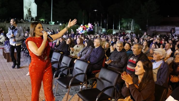 Dumlupınar’da zafer coşkusu Reyhan Karaca konseri ile yaşandı