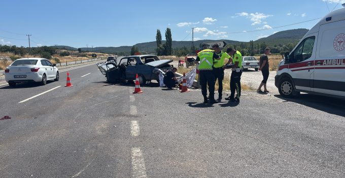 İki otomobil çarpıştı: 1 ölü, 4 yaralı