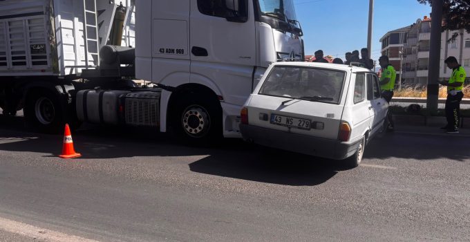 TIR ile otomobil çarpıştı: 2 yaralı