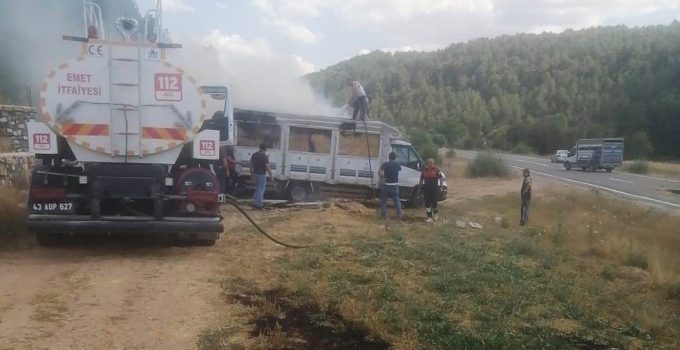 Saman yüklü kamyonette çıkan yangın otluk alana sıçramadan söndürüldü