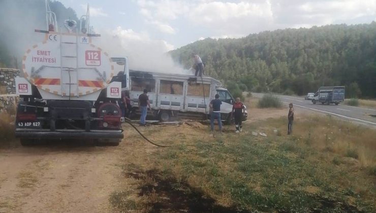 Saman yüklü kamyonette çıkan yangın otluk alana sıçramadan söndürüldü