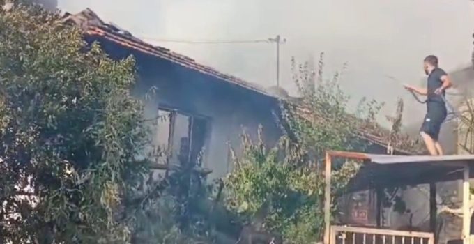 ALEVLERE TESLİM OLAN TEK KATLI EV KÜLE DÖNDÜ