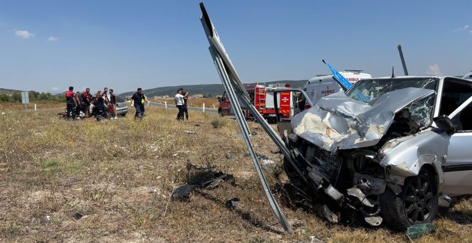 İki otomobil çarpıştı: 1 kişi öldü, 5 kişi yaralandı