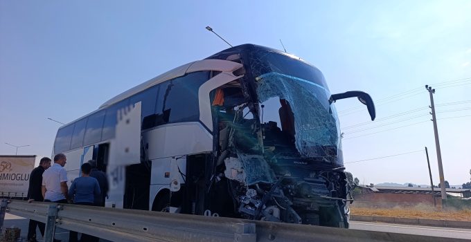 KÜTAHYA’DAN ANTALYA’YA GİDEN YOLCU OTOBÜSÜ KAZA YAPTI: 1 ÖLÜ, 15 YARALI