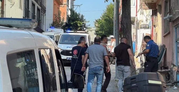 ÜZERİNE BENZİN DÖKÜP KENDİNİ YAKMAYA ÇALIŞTI: SON ANDA KURTARILDI