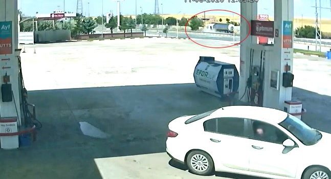 KALP KRİZİ GEÇİREN KÜTAHYALI TIR SÜRÜCÜSÜ KAZA YAPTI