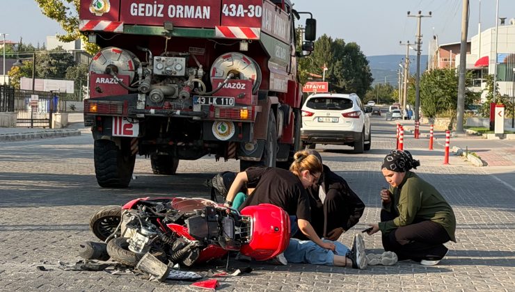 MOTOSİKLET SÜRÜCÜSÜ ARAZÖZÜN ALTINDA KALDI: O ANLAR KAMERADA