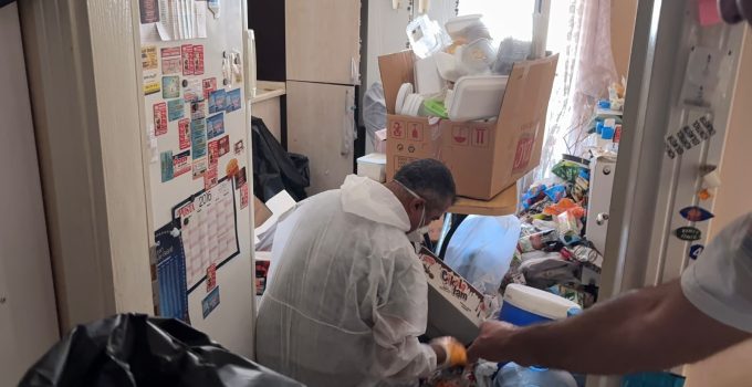 EMEKLİ PROFESÖRÜN İKİ DAİRESİNDEN TONLARCA ÇÖP ÇIKTI