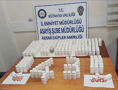 Durdurulan araçta 14 bin 622 adet sentetik ecza çıktı: 4 tutuklama