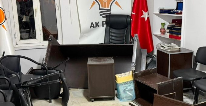 AK PARTİ EMET İLÇE BAŞKANLIĞI BİNASINA SALDIRI