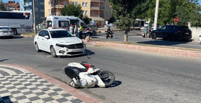 OTOMOBİL İLE MOTOSİKLET ÇARPIŞTI: 1 YARALI