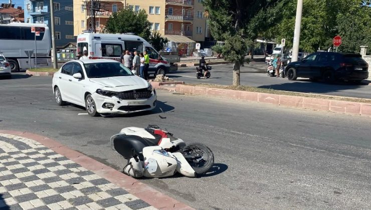 OTOMOBİL İLE MOTOSİKLET ÇARPIŞTI: 1 YARALI