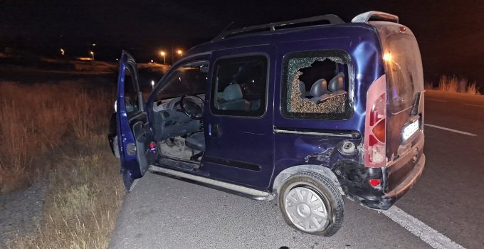 Motosiklet ile hafif ticari araç çarpıştı: 1 yaralı