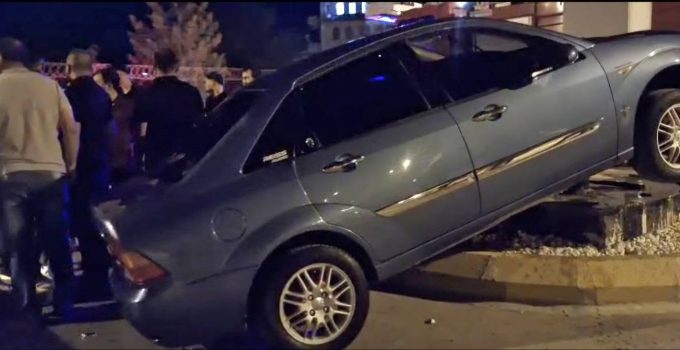 Kontrolden çıkan otomobil orta refüje çıktı: Sürücü yaralandı