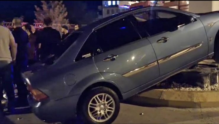 Kontrolden çıkan otomobil orta refüje çıktı: Sürücü yaralandı