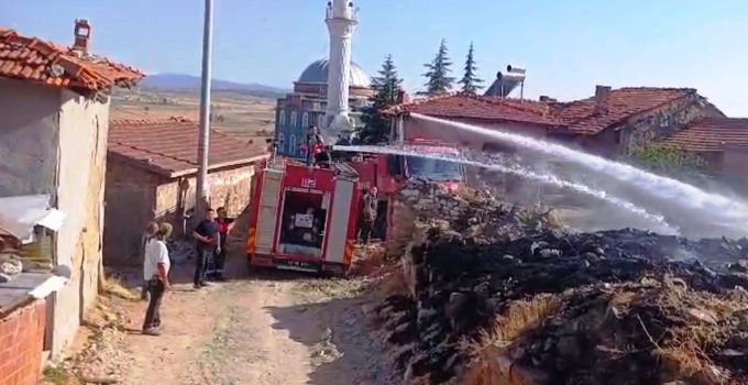 Otluk alanda çıkan yangın evlere ulaşmadan söndürüldü