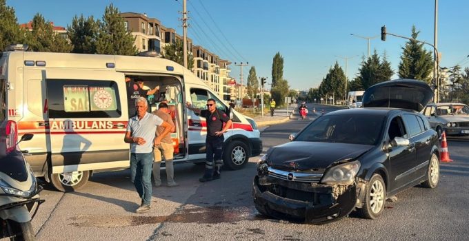 İKİ OTOMOBİL KAVŞAKTA ÇARPIŞTI: 1 YARALI