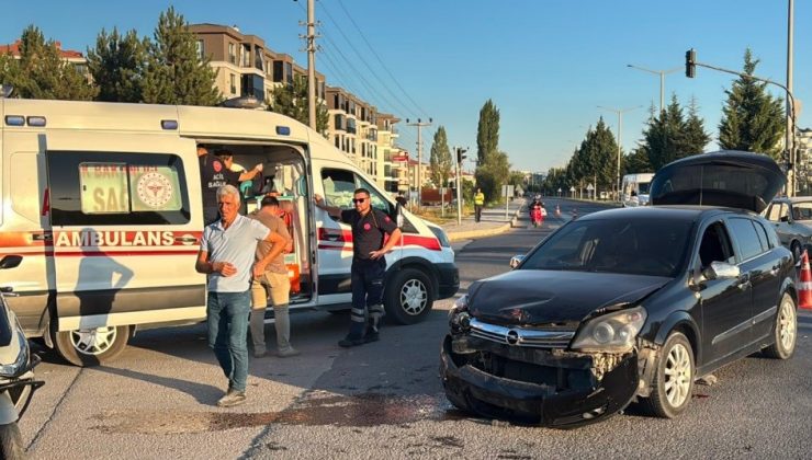 İKİ OTOMOBİL KAVŞAKTA ÇARPIŞTI: 1 YARALI