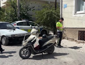 OTOMOBİLİN ÇARPTIĞI MOTOSİKLETİN SÜRÜCÜSÜ YARALANDI