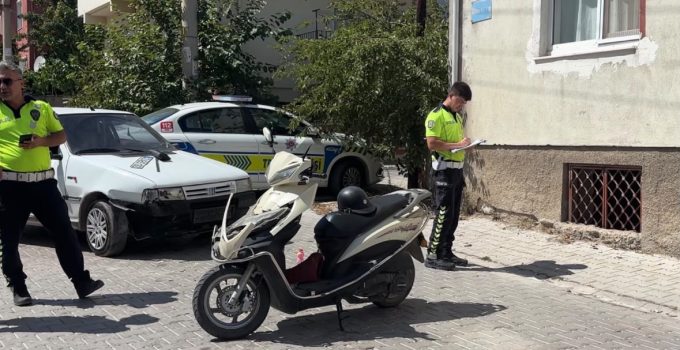 OTOMOBİLİN ÇARPTIĞI MOTOSİKLETİN SÜRÜCÜSÜ YARALANDI