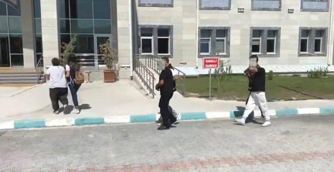 DURDURULAN ARAÇTA 217 BİN TL DEĞERİNDE SAHTE PARA ELE GEÇİRİLDİ: 4 GÖZALTI