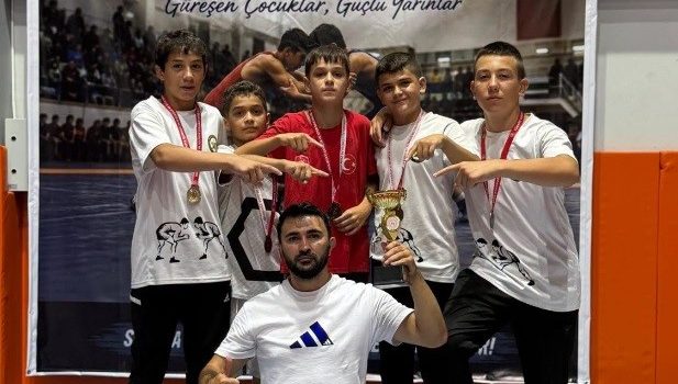 Tavşanlılı genç güreşçiler yine zirvede